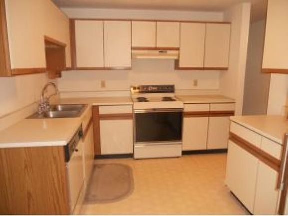 5th image of 18 Scarborough Dr