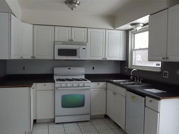 4th image of 1566 Dawn Ave