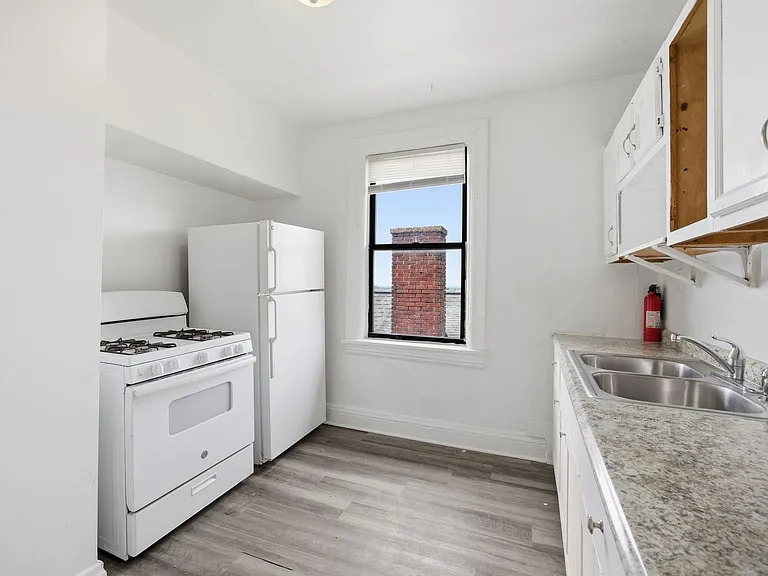 805-807 Bayonne Ave — Photo 9