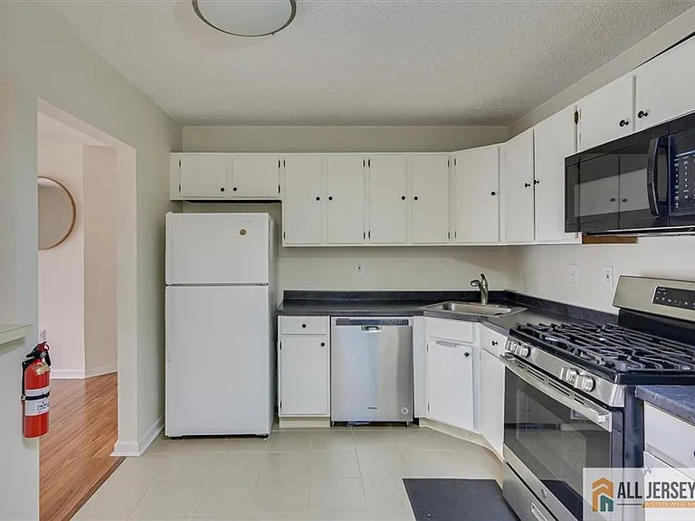 69 Amberly Ct — Photo 8