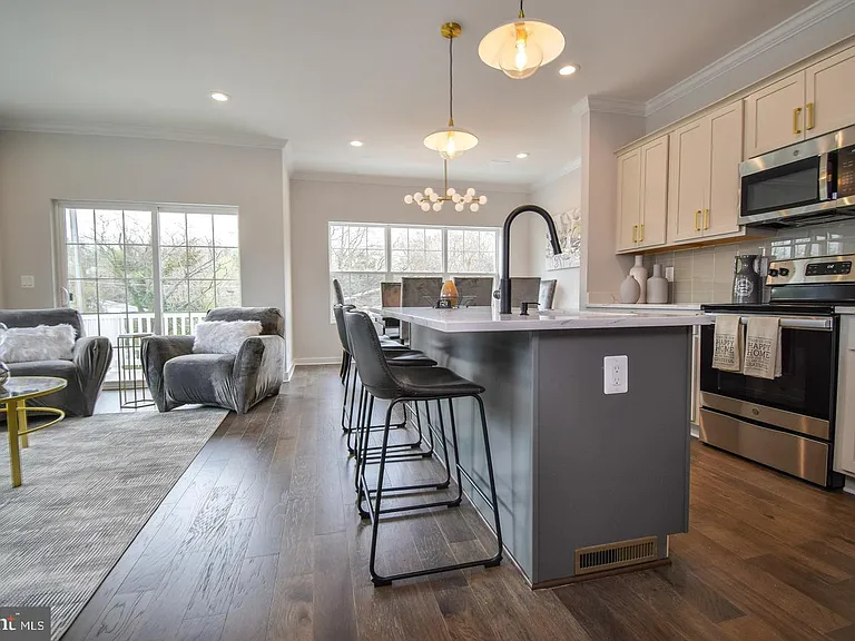 8276 Safarian Way — Photo 3
