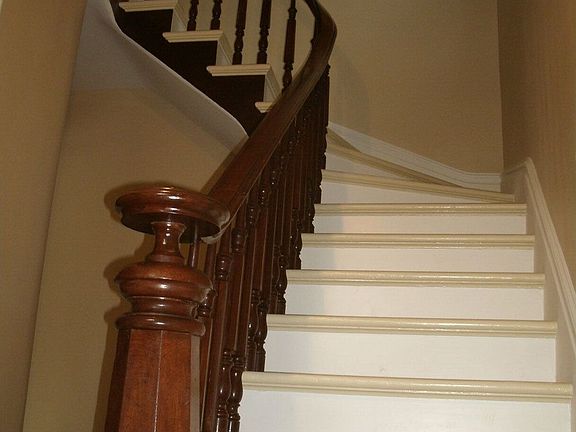 Front Staircase/Entranceway 