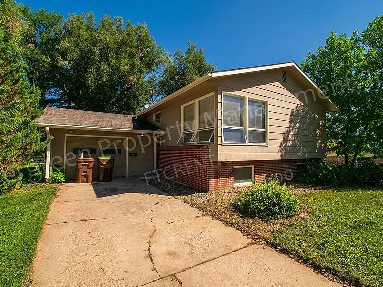 1916 Larkspur Dr — Photo 26