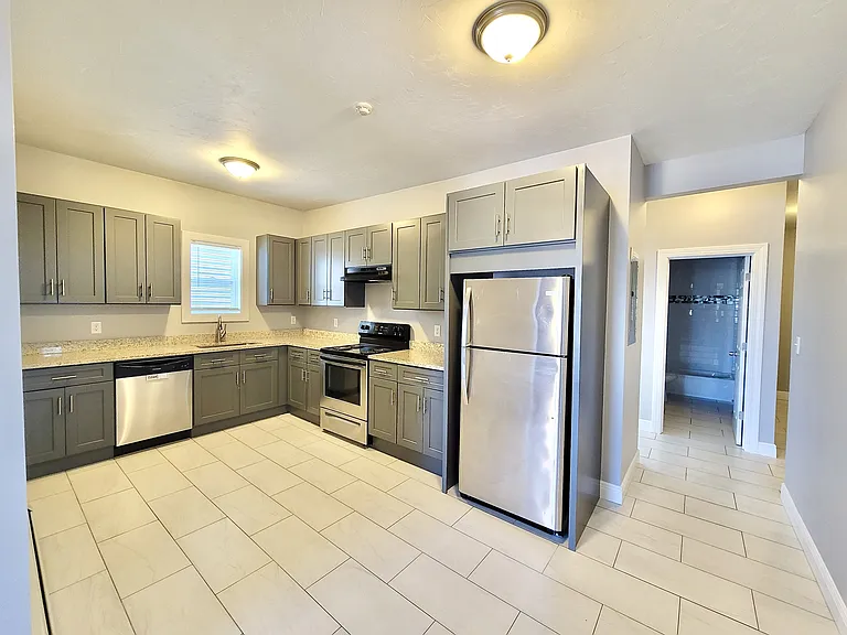 525 Charles St #2 — Photo 4