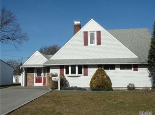 30 Rover Ln, Hicksville, NY 11801
