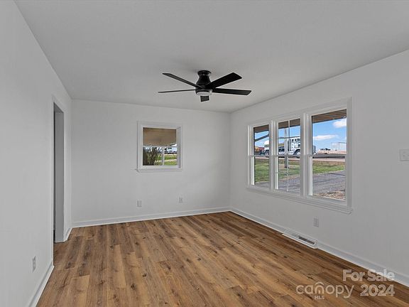 4th image of 823 Candy Dr