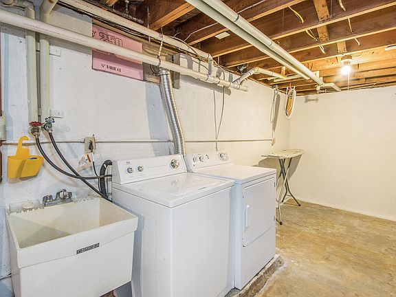 5th image of 95 Charles St E