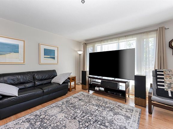 5th image of 3969 Shelbourne St #209