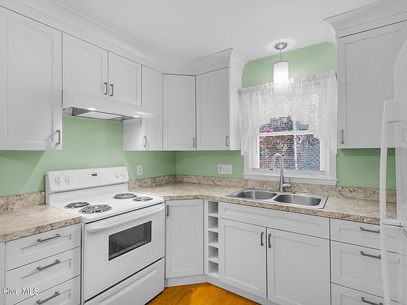 4th image of 609 Edgehill Road