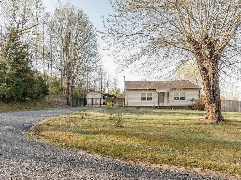 114 Proffit Ln — Photo 1