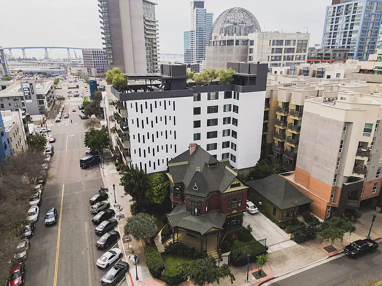 Ezabelle Apartments San Diego — Photo 8