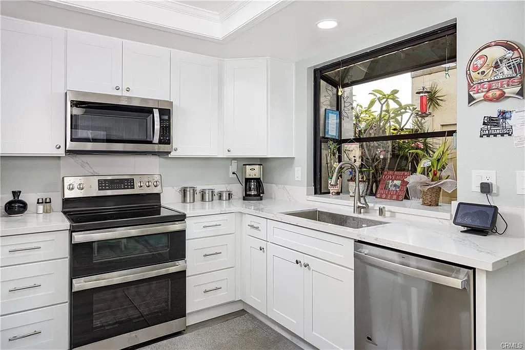2 bed, 1.5 bath, 928 sqft, $3,200 — Photo 1
