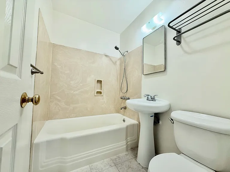 3923 Centre St #H — Photo 7