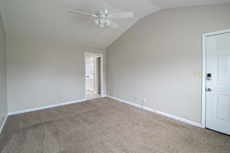 3 bed, 2.0 bath, 1050 sqft, $1,380 — Photo 3