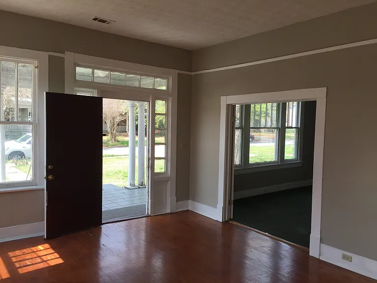 2812 Beacon Ave — Photo 3
