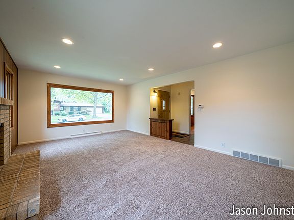 5th image of 128 N Parklane Dr NE