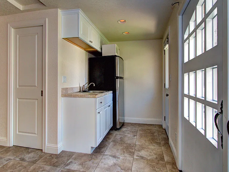 325 Middlefield Rd — Photo 16