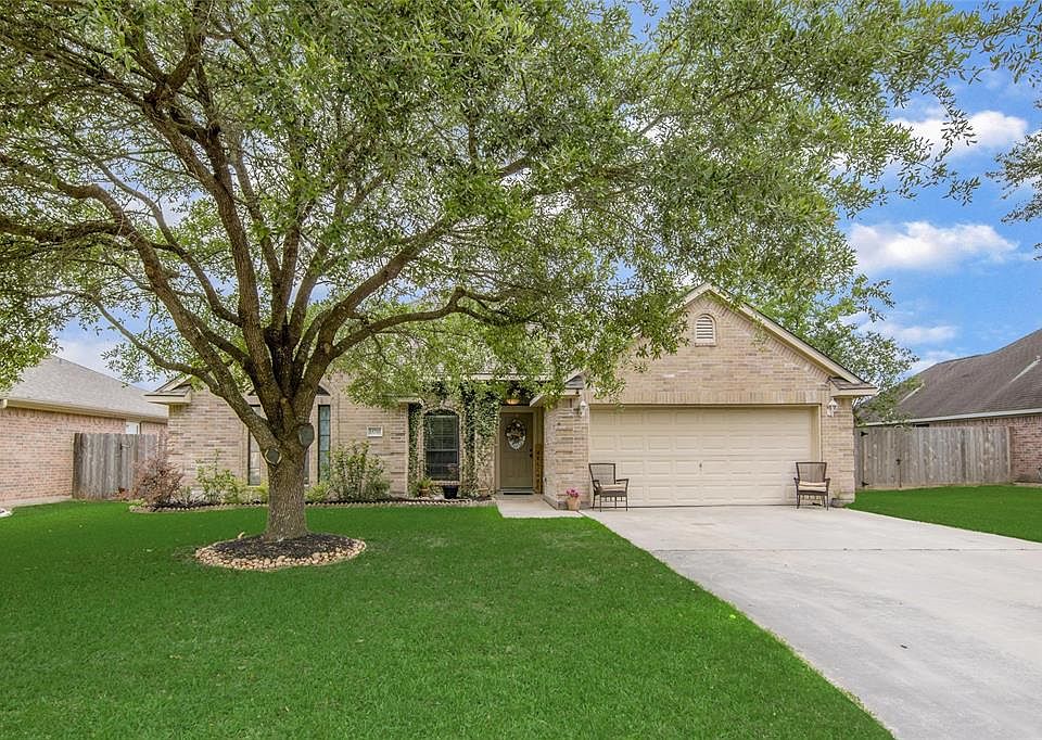 Welcome home to this beautiful 3bed/2bath house in Santa Fe Trails