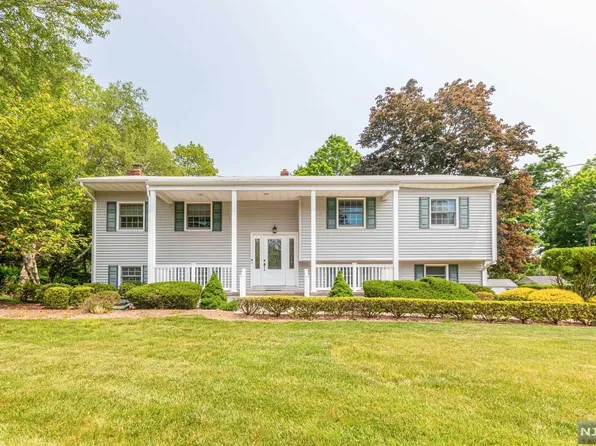 16 Somerset Dr, Woodcliff Lake, NJ 07677