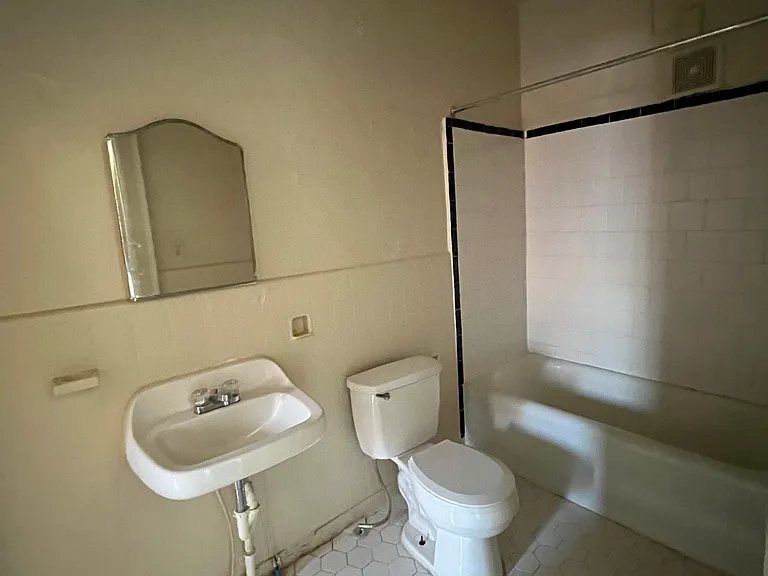 West Grace Apts — Photo 23