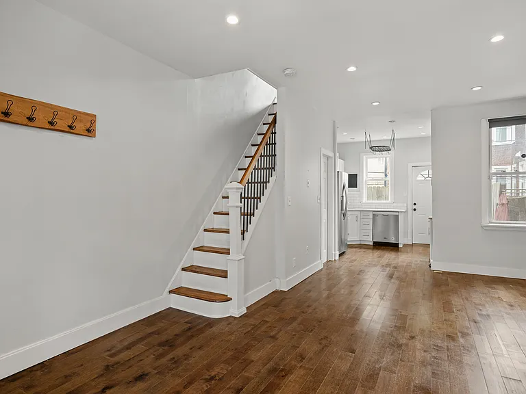 1457 N Corlies St — Photo 6