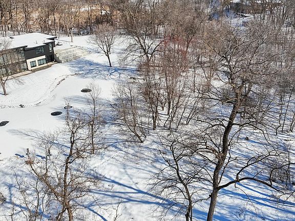 5th image of 445 Bovey Rd