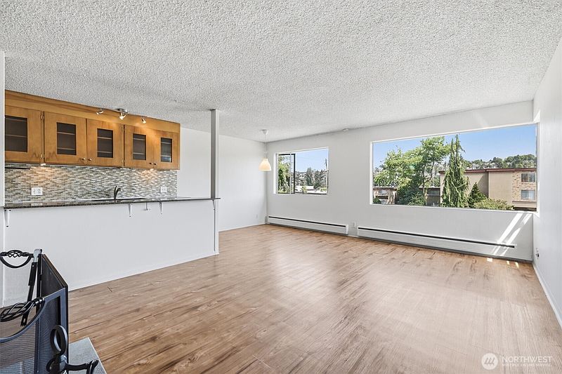 5th image of 2657 Thorndyke Avenue W