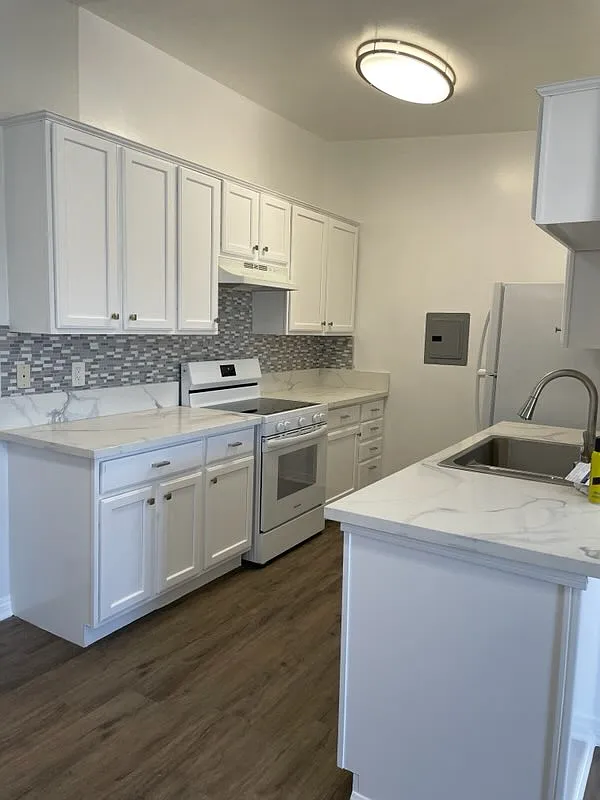 Hillside Plaza Apartments — Photo 4