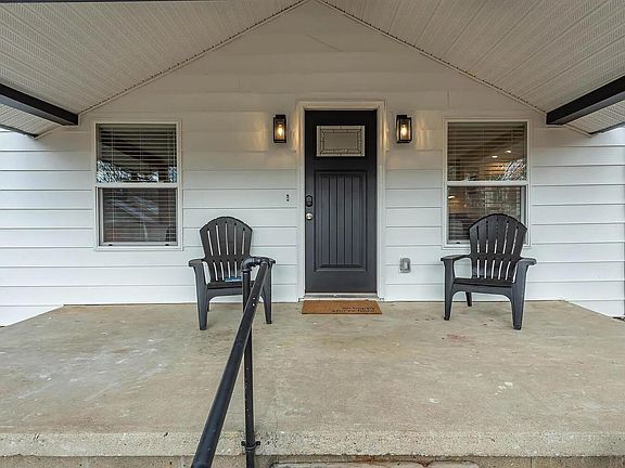 3rd image of 1026 E Thornton Dr