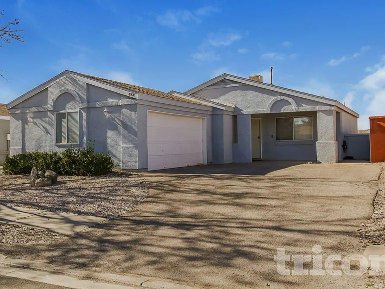 848 Rebecca Ct NE — Photo 1