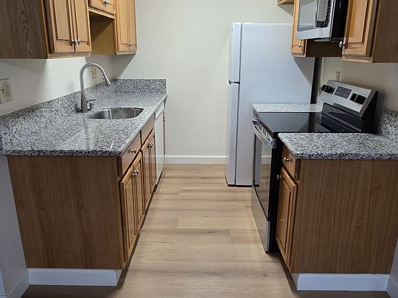 2nd image of 175 Woodbury Cir #175