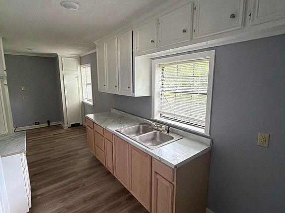 5th image of 925 Oleander Ave