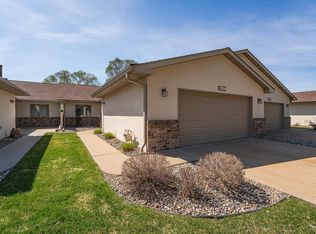 2334 Pinewood Dr, Shakopee, MN 55379