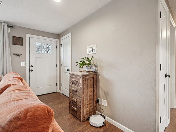 5th image of 426 NE Hill St