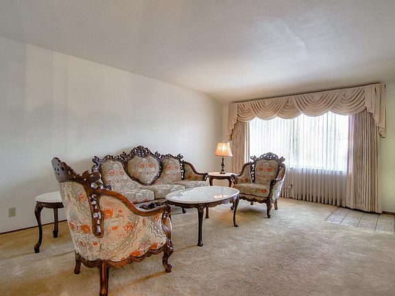 3rd image of 2453 Poplar Dr