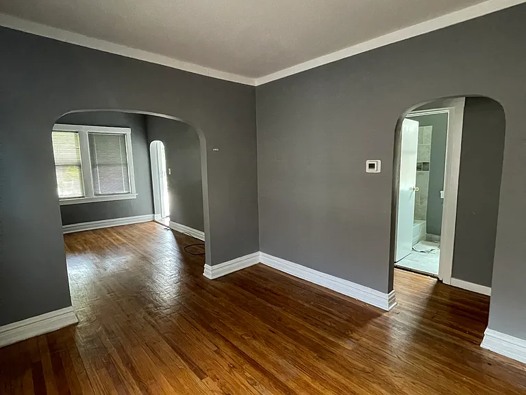 10210 S Bensley Ave — Photo 4