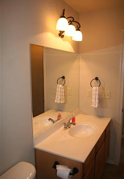 2857 N Seneca Ave — Photo 18