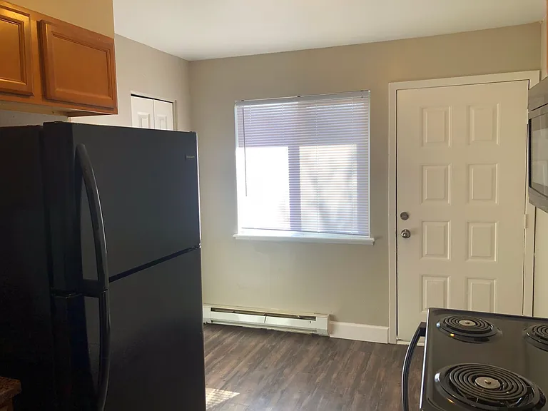 Top Unit Available! 2 Bed 1 Bath Condo — Photo 8