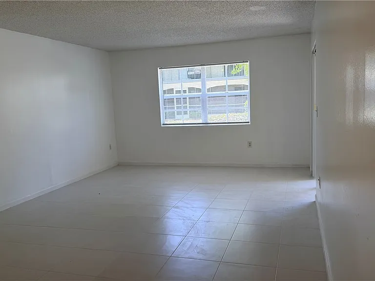3407 Winkler Ave #309 — Photo 6