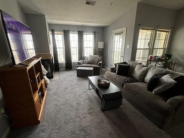 3033 Hunting Ridge Dr — Photo 3