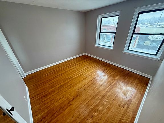3rd image of 122.5 E Lincoln Ave APT 3