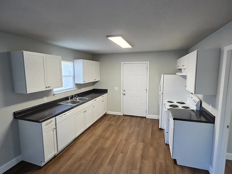 225 Dylan Ln — Photo 2