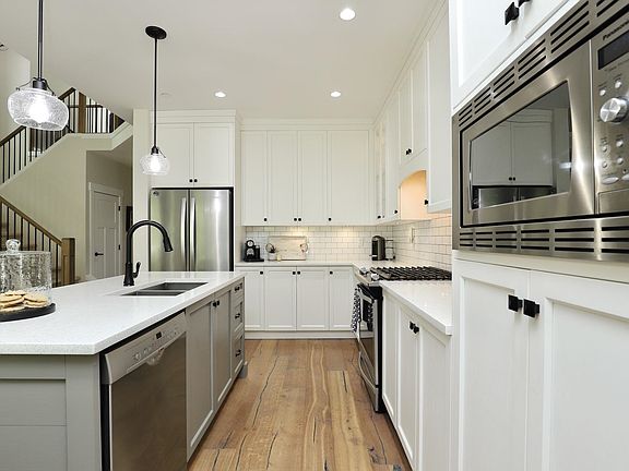 4th image of 43306 Creekside Cir