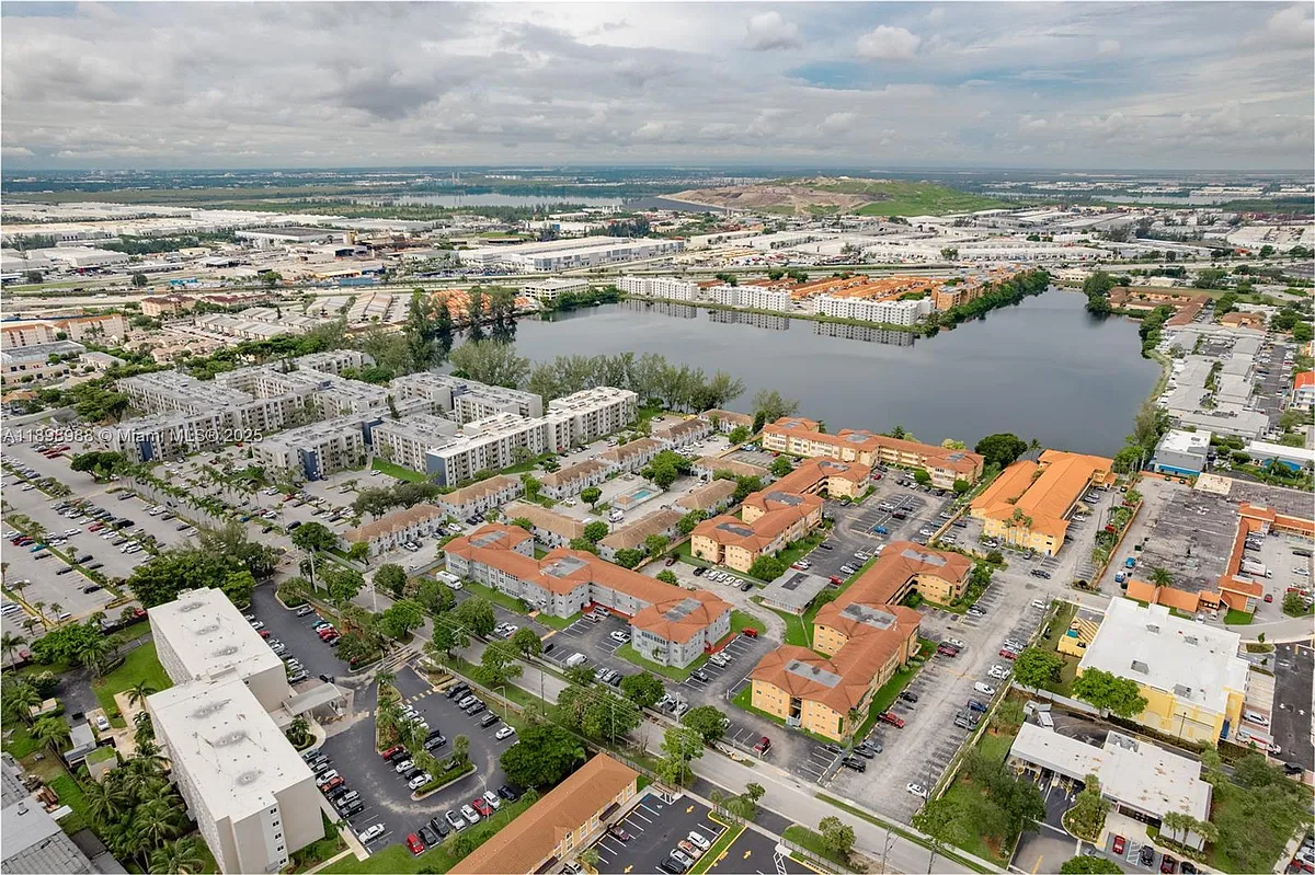 Building Photo - 120 Royal Palm Rd #315