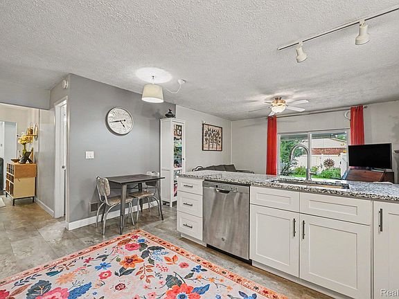 5th image of 43875 Somerset Sq