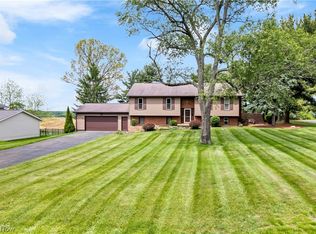 11033 Santa Fe Trl NE, Hartville, OH 44632