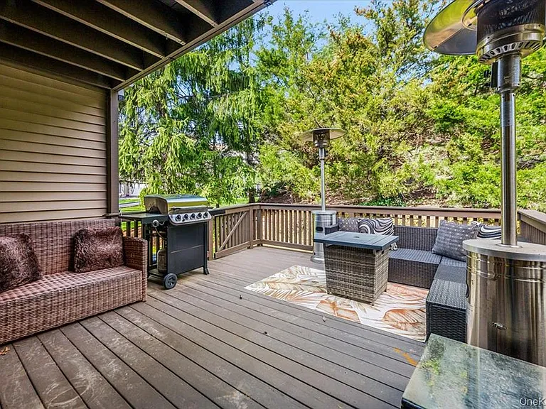 98 Lisa Dr — Photo 11