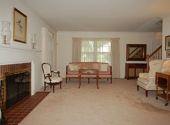 3rd image of 35W275 Crescent Dr