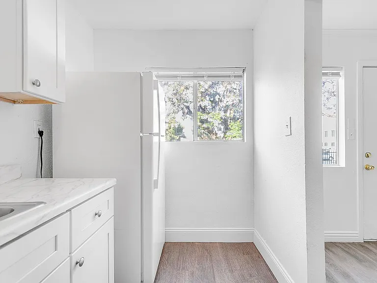 11901 S San Pedro St — Photo 11