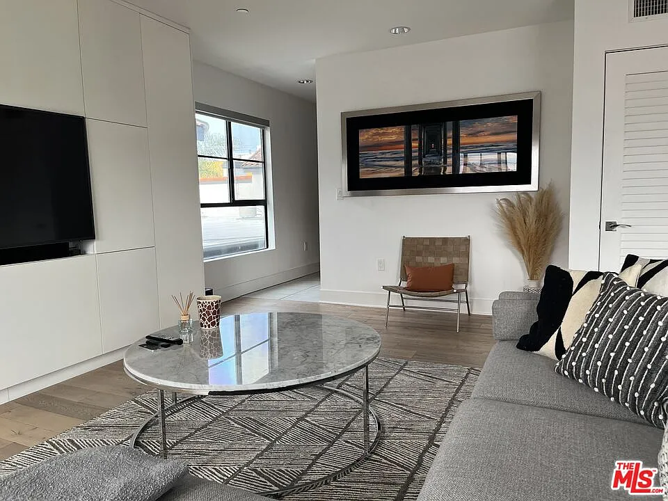 3 bed, 2.0 bath, 1290 sqft, $6,000 — Photo 3